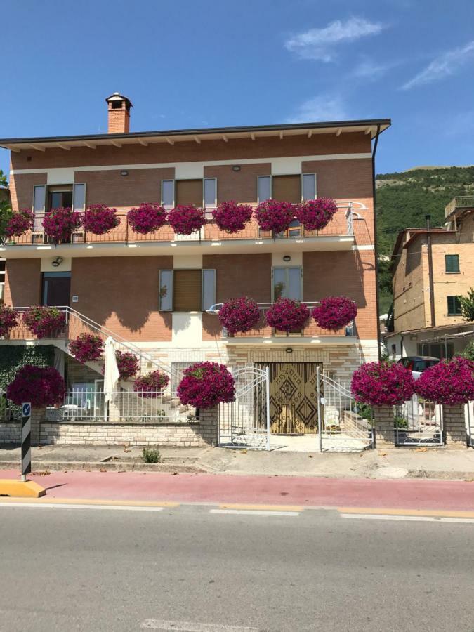La Signora Dei Fiori Appartement Gubbio Buitenkant foto